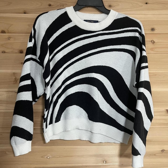 Chic Black and White Sweater - Picture 1 of 6